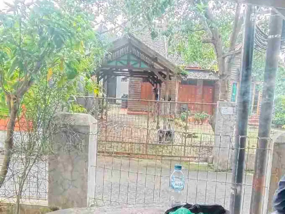 tanah di jual ada bagunan tuanya masuk mobil posisi huk