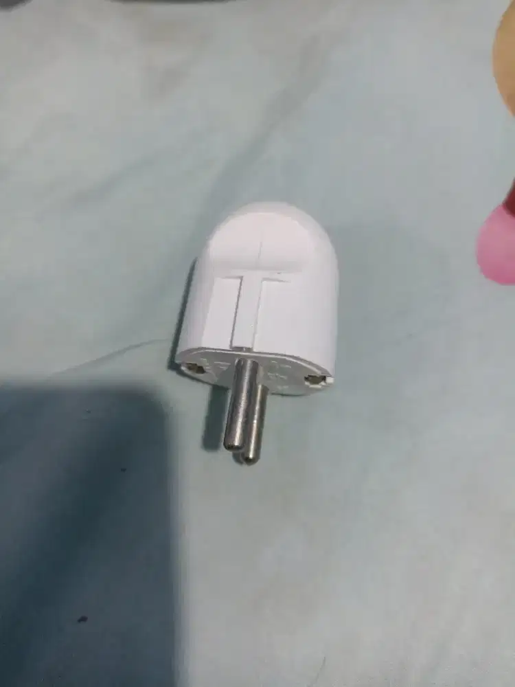 Steker arde Broco 13310 (New Gee) berwarna putih. 

Model: 13310