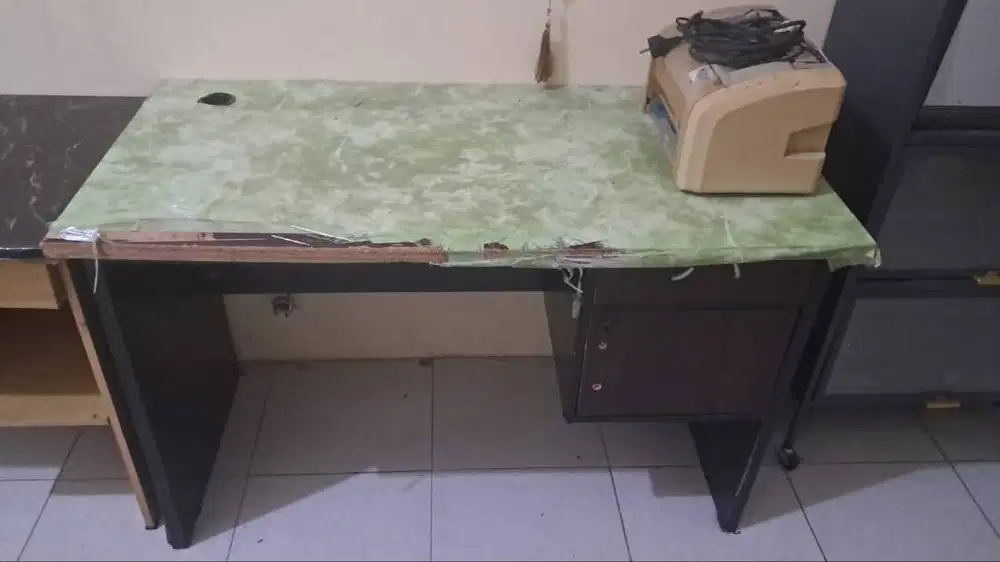 Meja Belajar Bekas