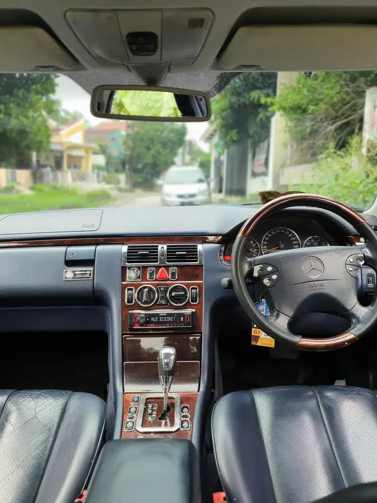 Mercedes-Benz E240 2001 Bensin