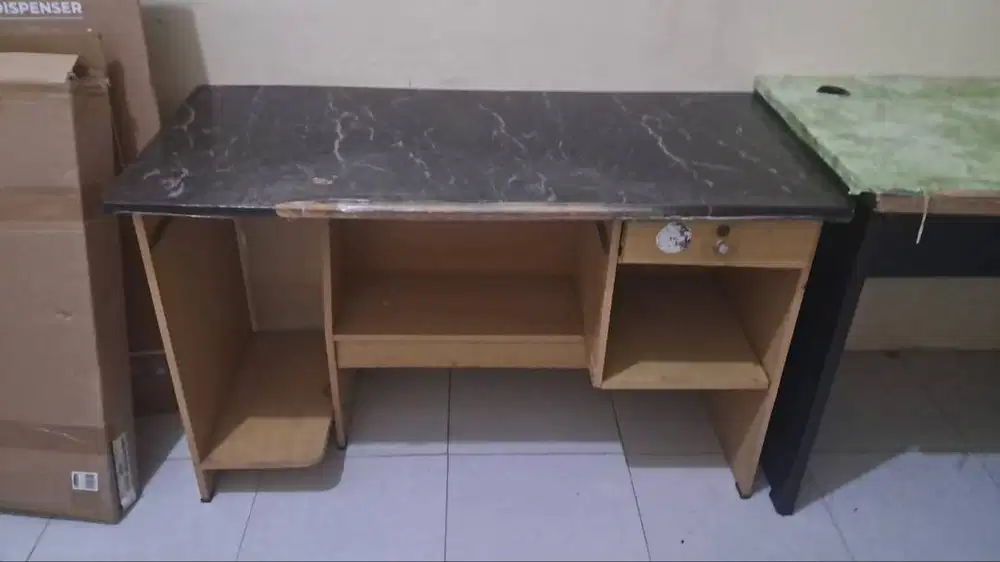 Meja Rumah Bekas – Kondisi Baik