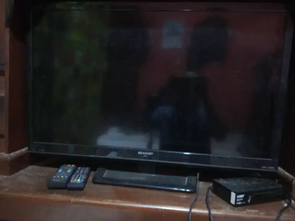 Di jual tv Sharp dan kulkas aqua