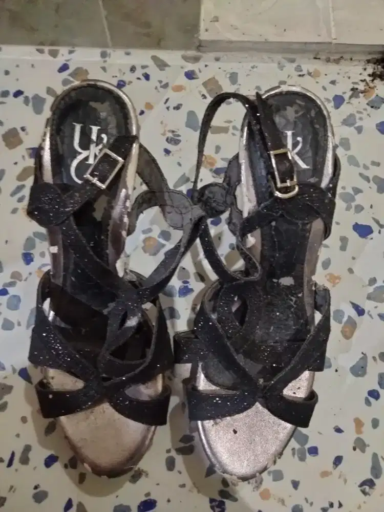 Heel wanita Yongki Komaladi