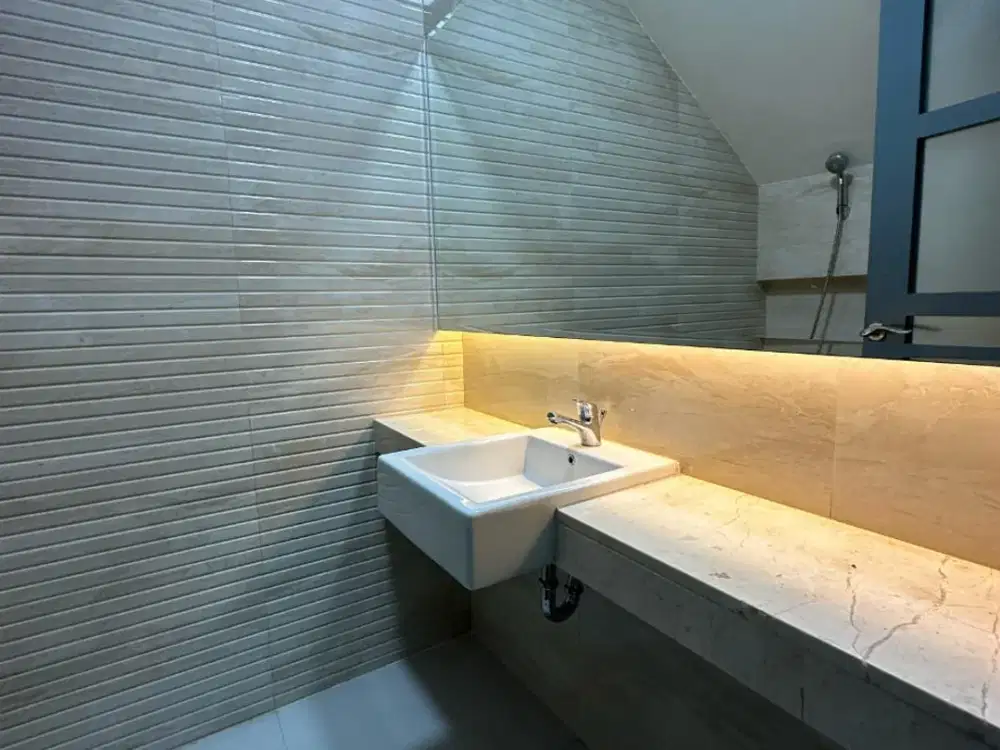 Rumah Bagus Di Karang Tengah Tangerang Luas 4x14m  3 Lantai SHM