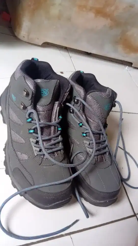 sepatu gunung merek keen tipe tiger paw