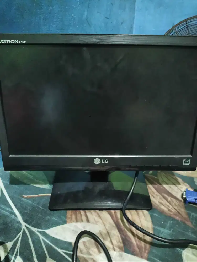Layar monitor LG 16in  No minus