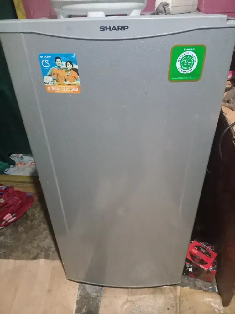Di jual kulkas sharp 1 pintu kondisi normal siap pakai