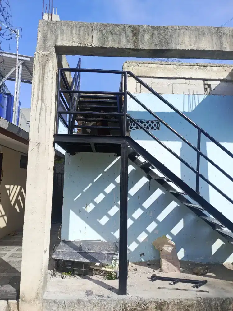 Tangga besi flat bordes tebal