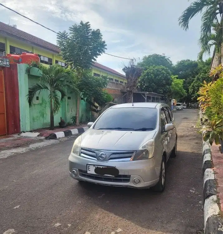 Nissan Grand livina Sv 2013