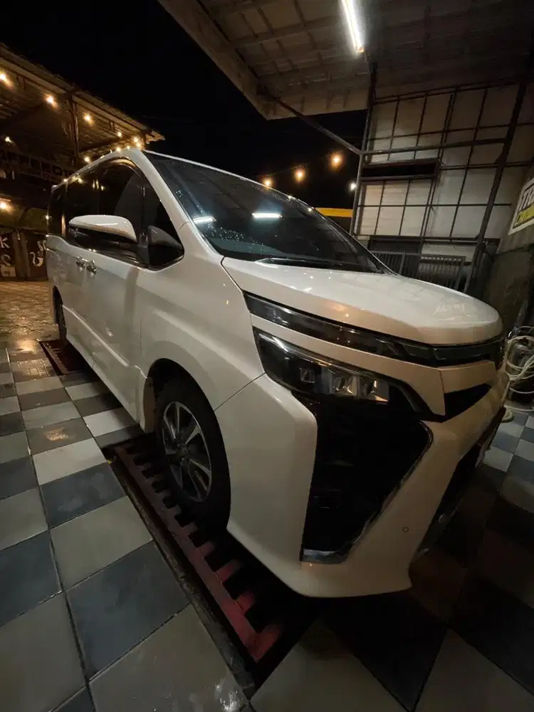 Dijual toyota voxy 2018