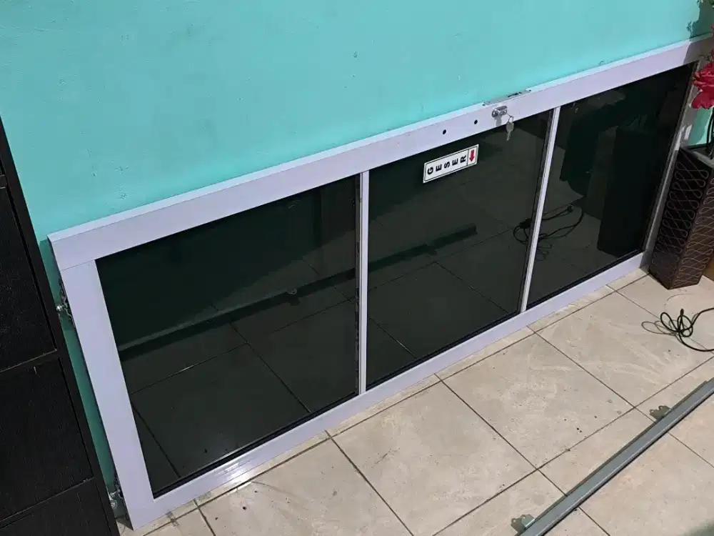 Pintu kaca alumunium