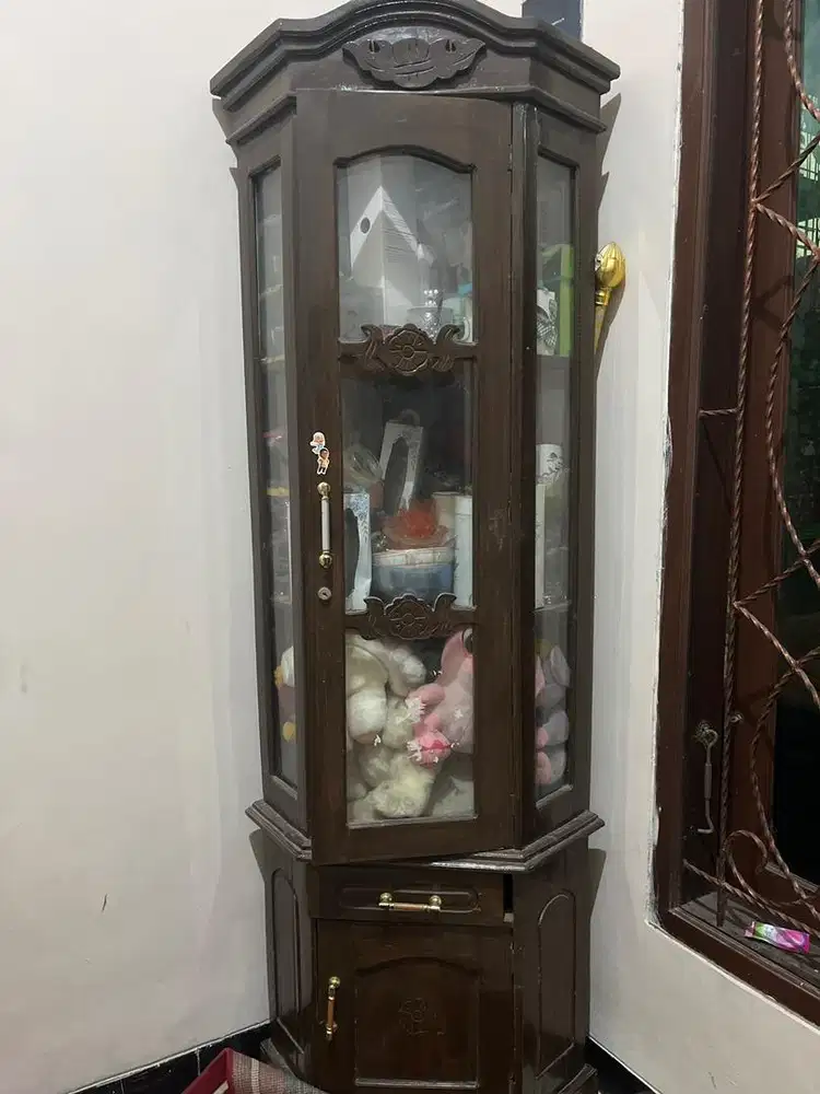 Lemari kayu sudut ruang tamu