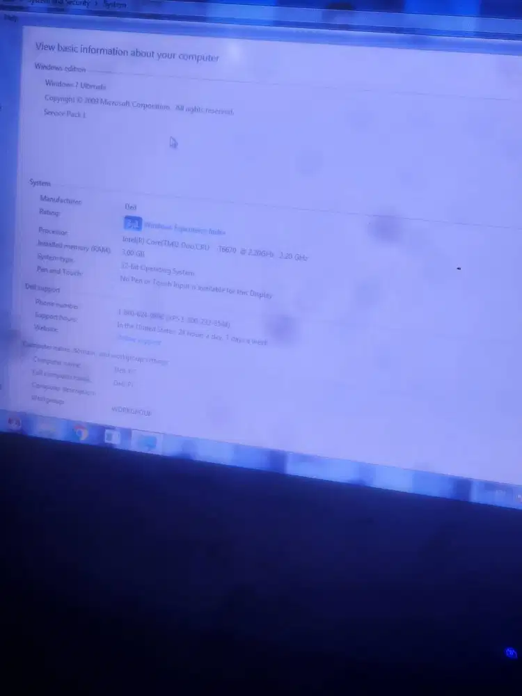 Laptop dell warna merah