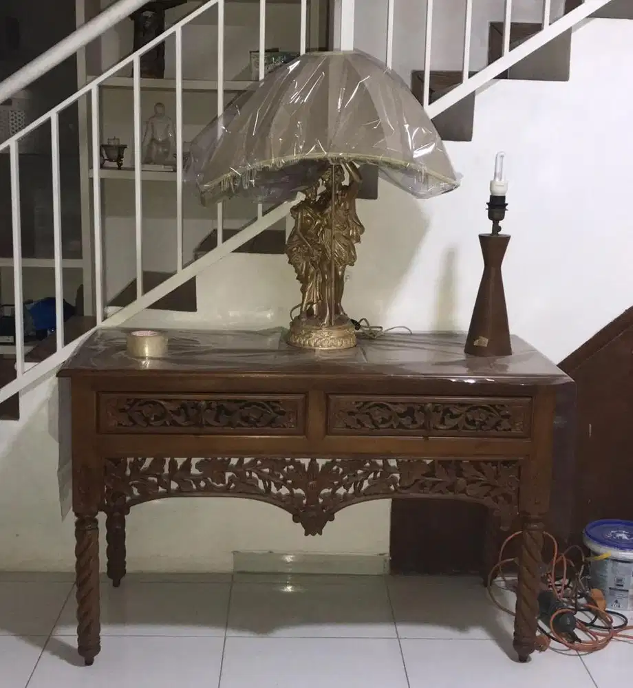 Meja tulis kayu ukir