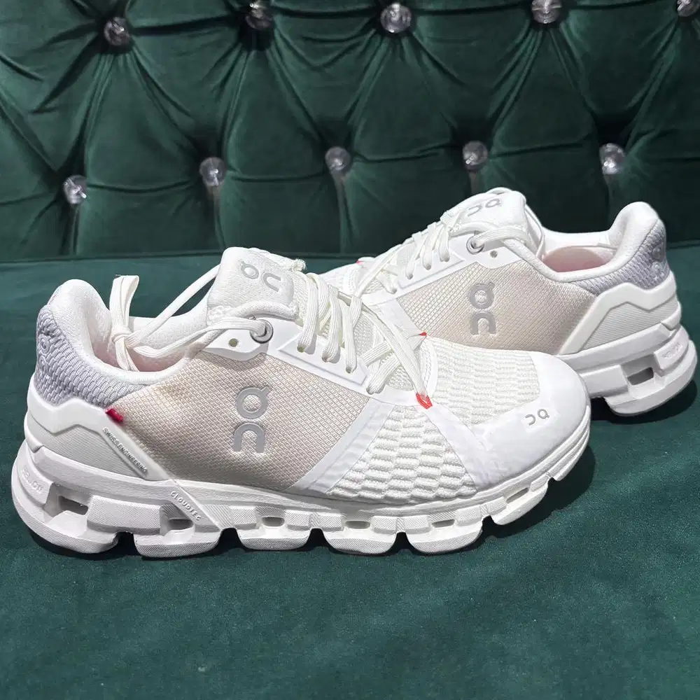 Sepatu on cloud premium