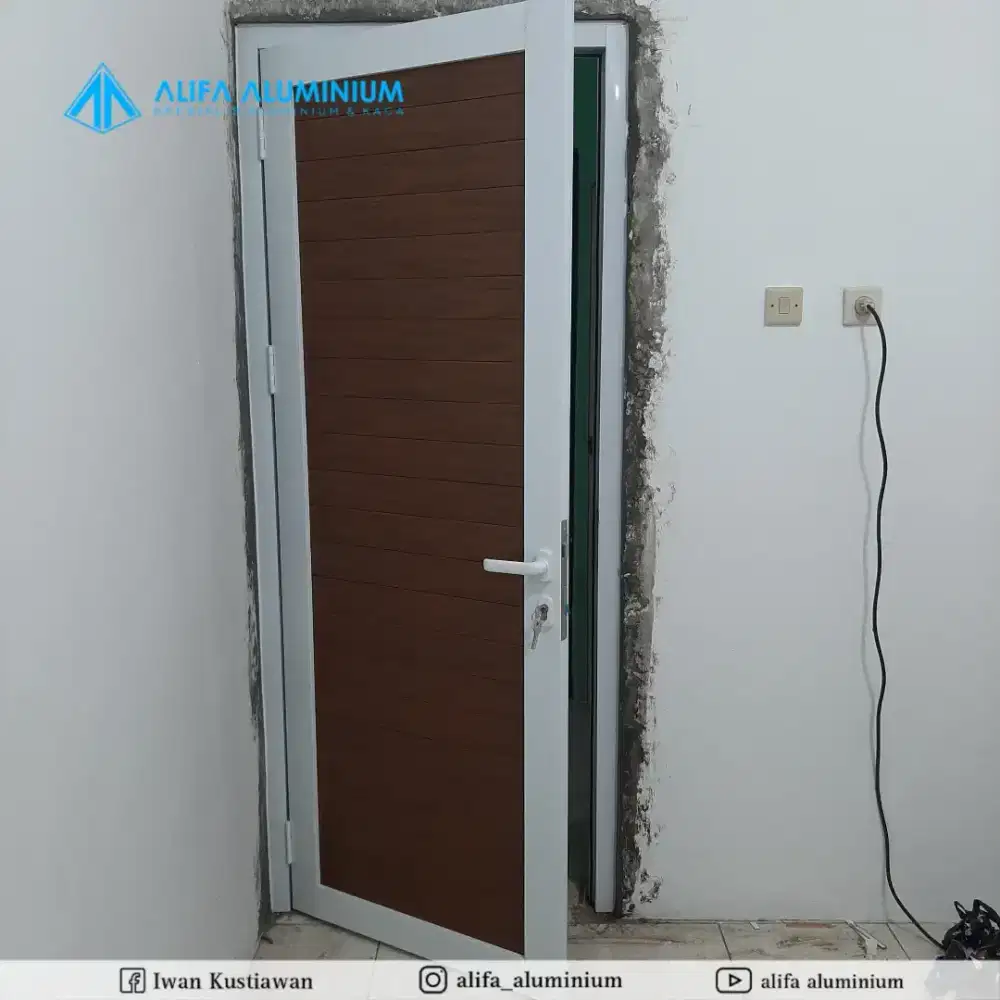 Pintu Aluminium Motif Kayu – Kuat, Awet & Modern