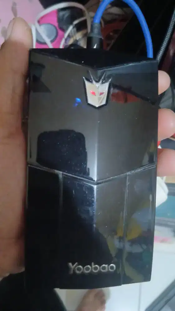 Power bank Yoobao YB-651 Transformer Thunder kapasitas 13000 mAh.