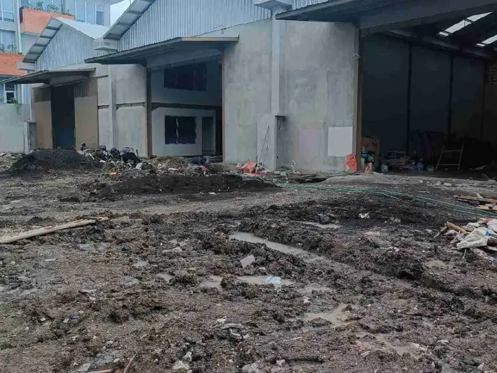 Gudang Baru Strategis di Jalan Utama Mahendradatta