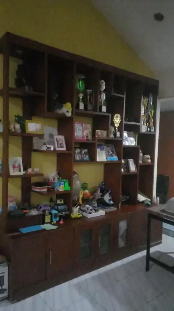 Dijual lemari pajangan kayu besar