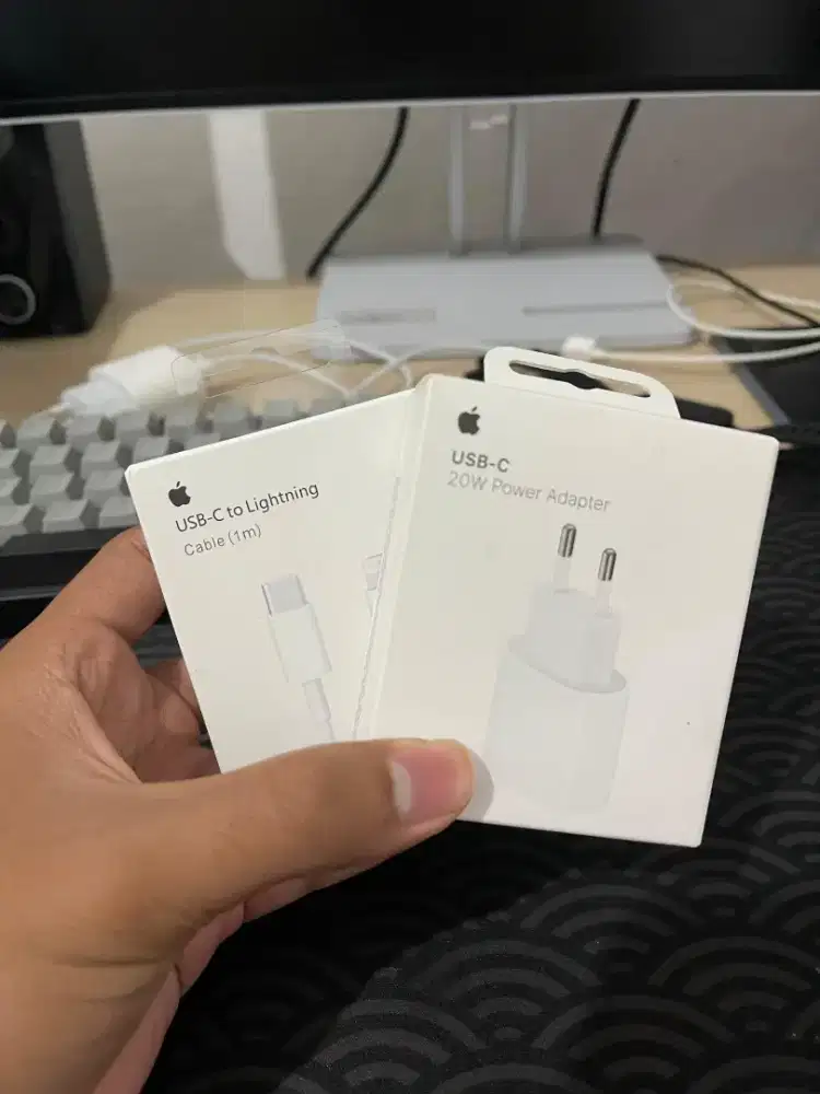 power adapter & kabel lightning ori apple – mulus, baru 1 minggu pakai