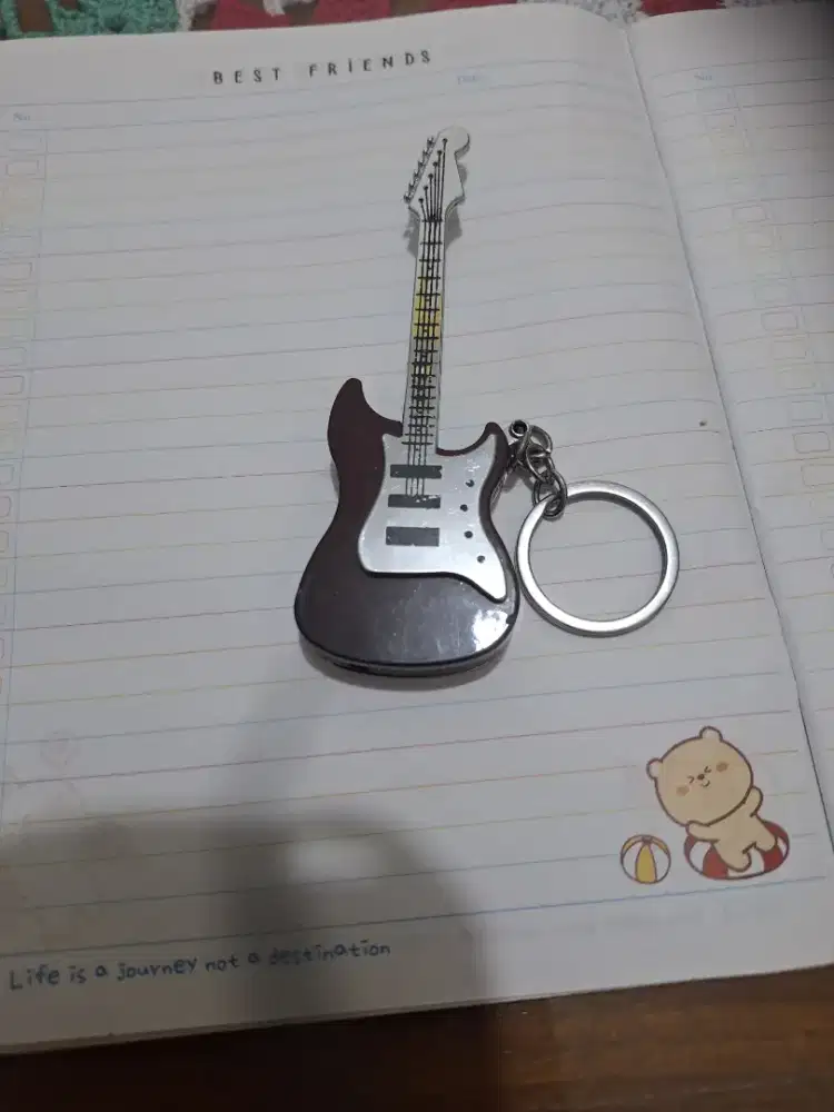 Korek api bentuk gitar 
Bisa juga di gatung di tas 
Sebagai aksesoris