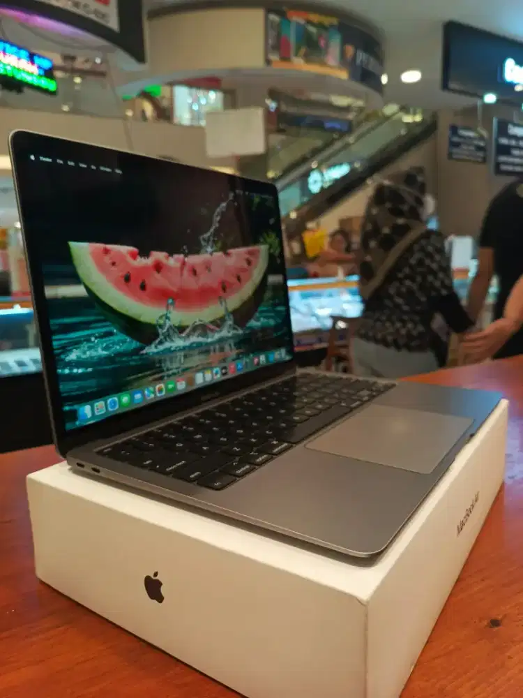 Macbook Air Retina 13 2020 - intel Core i3 - LENGKAP