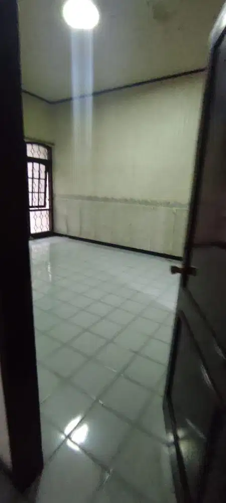 Gedung di raya Mayjend Sungkono