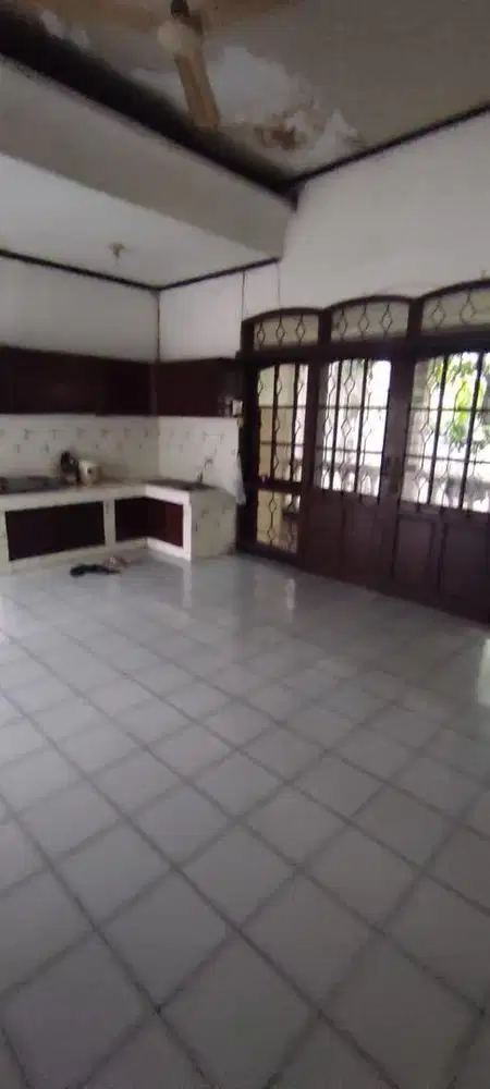 Gedung di raya Mayjend sungkono surabaya