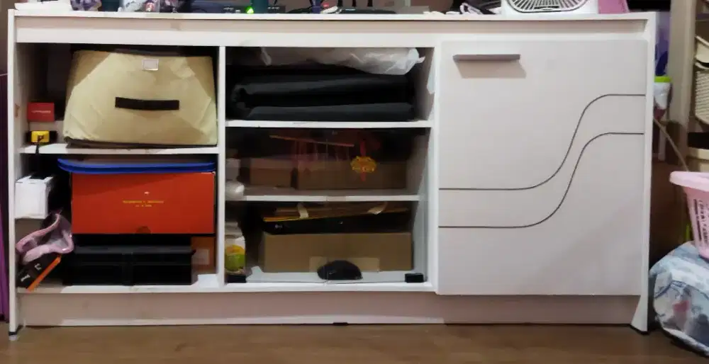 Lemari buffet warna putih