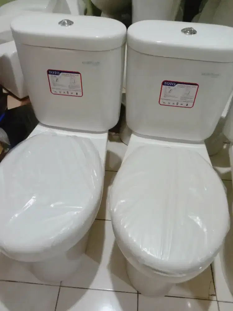 Kloset Toto type CW421NJ warna putih bgus kilap.