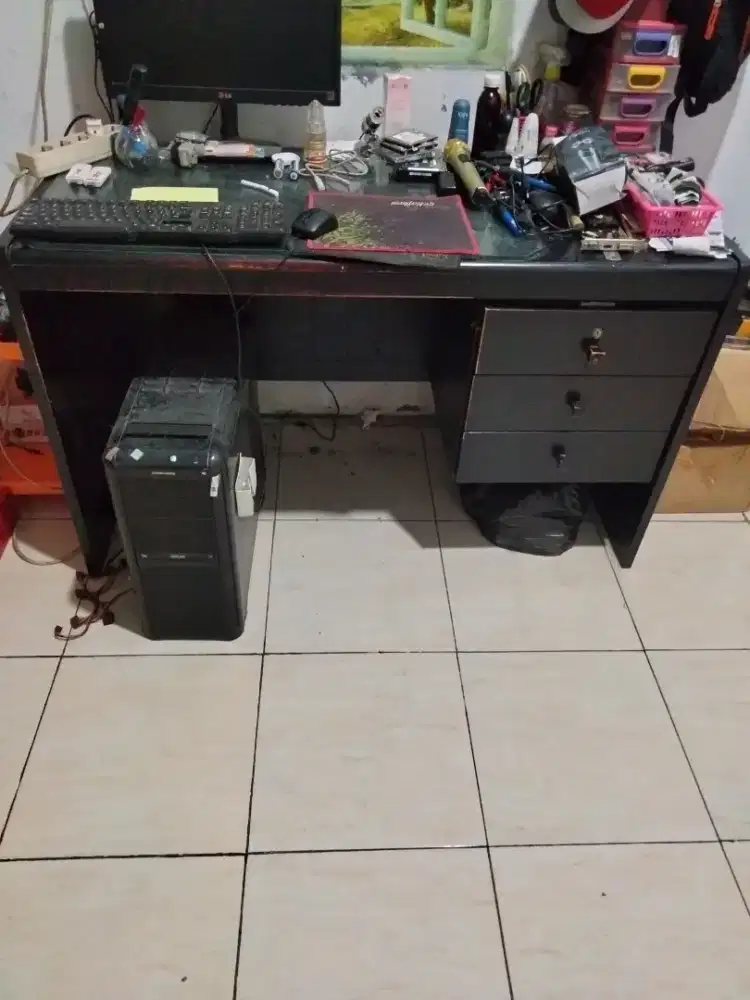 Meja kantor 1/2 biro kayu