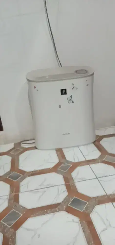 (air purifier) Sharp seri FP-F30Y berwarna putih.