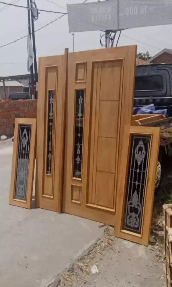 Pintu rumah kayu