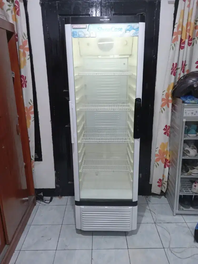 Show case Polytron 4 rak