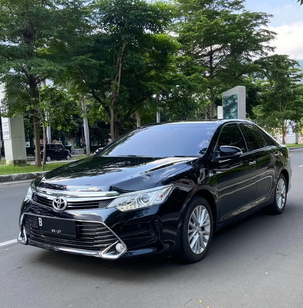 Toyota Camry V 2.5 tahun 2017 warna Hitam