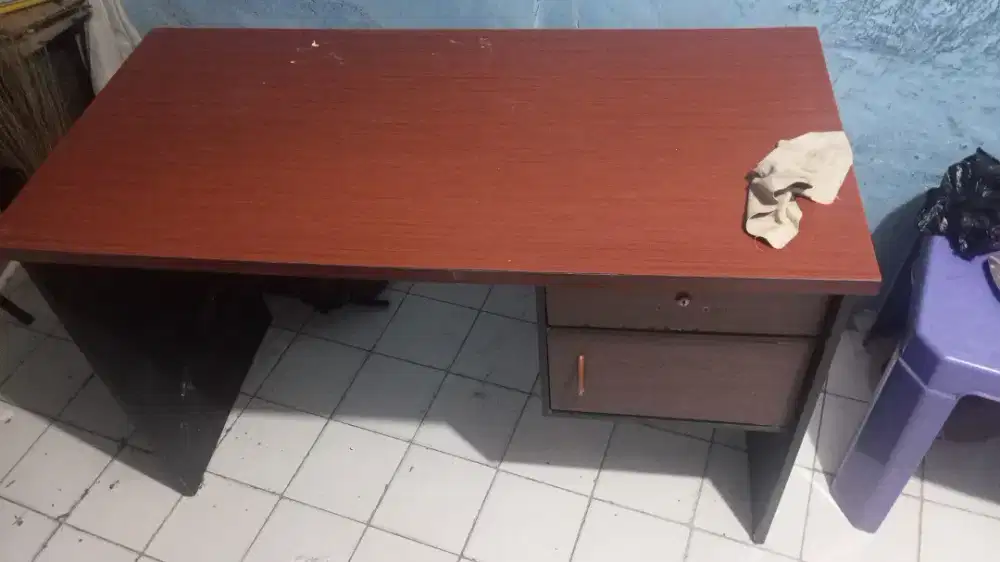 Meja bekas kantor