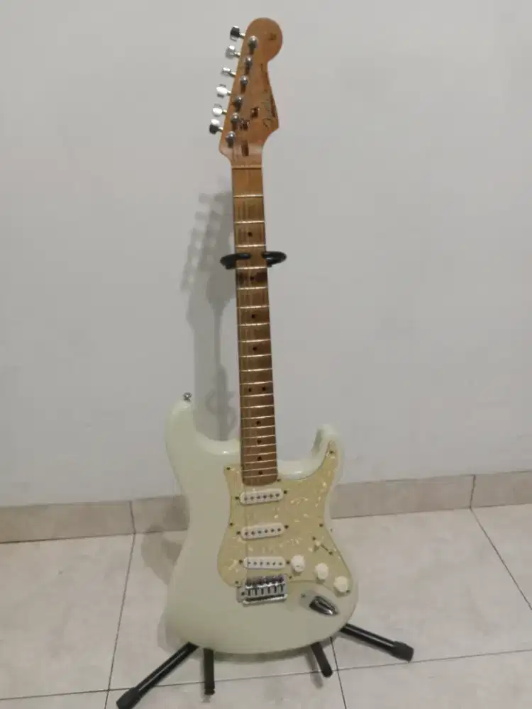 Gitar listrik Fender Stratocaster