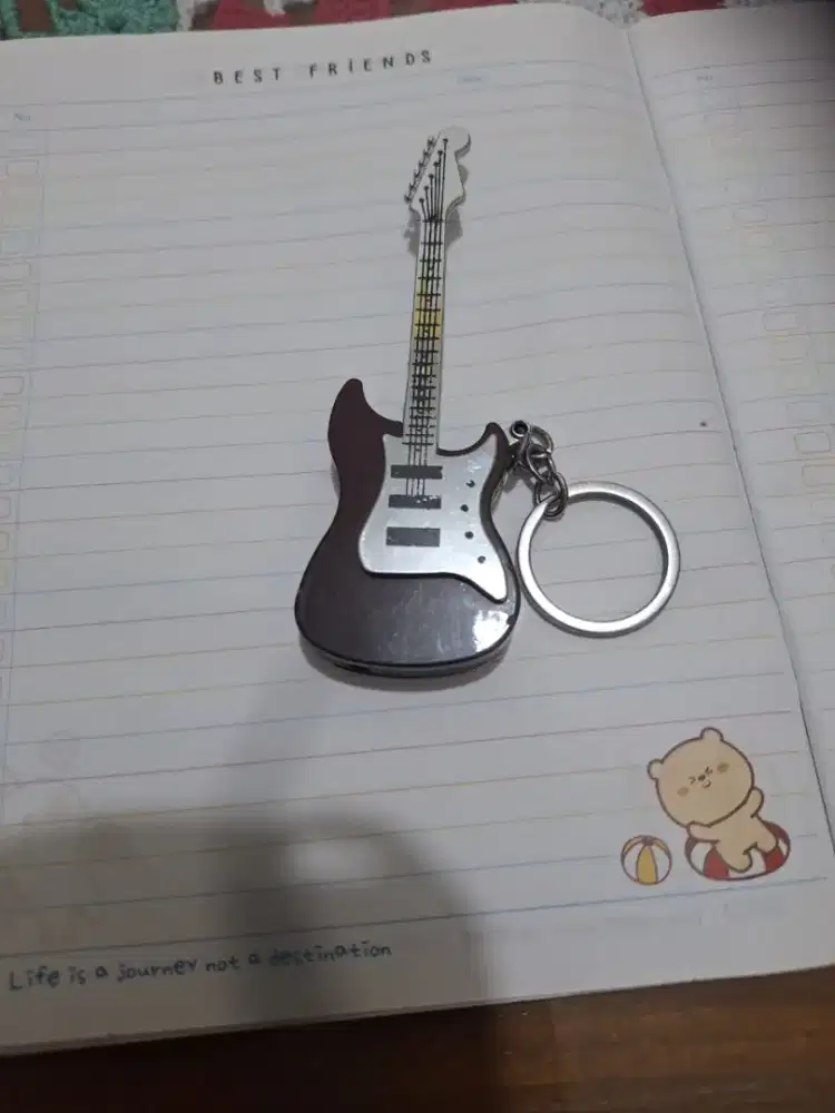 Korek api bentuk gitar 
Bisa juga di gatung di tas 
Sebagai aksesoris