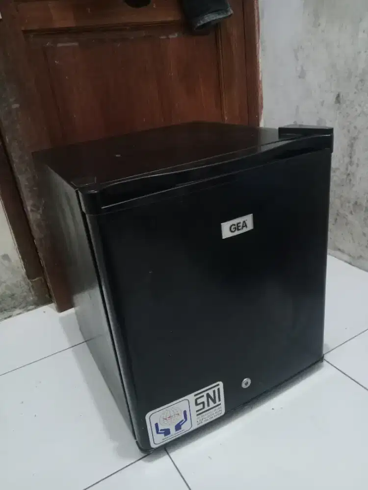 KULKAS MINIBAR GEA MULUS BEKU DINGIN