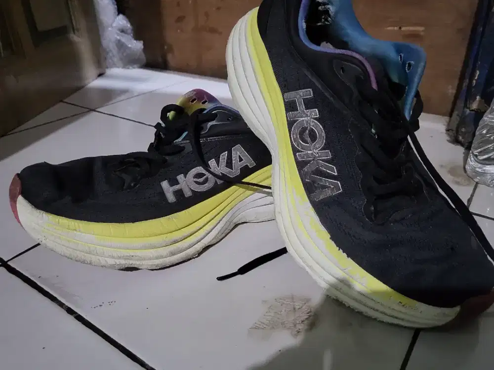 Sepatu running hoka one one bondi 8 mulus no box