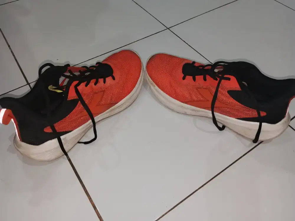 SEPATU OLAHRAGA DIADORA