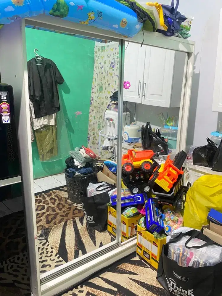 Lemari pakaian kaca pintu geser