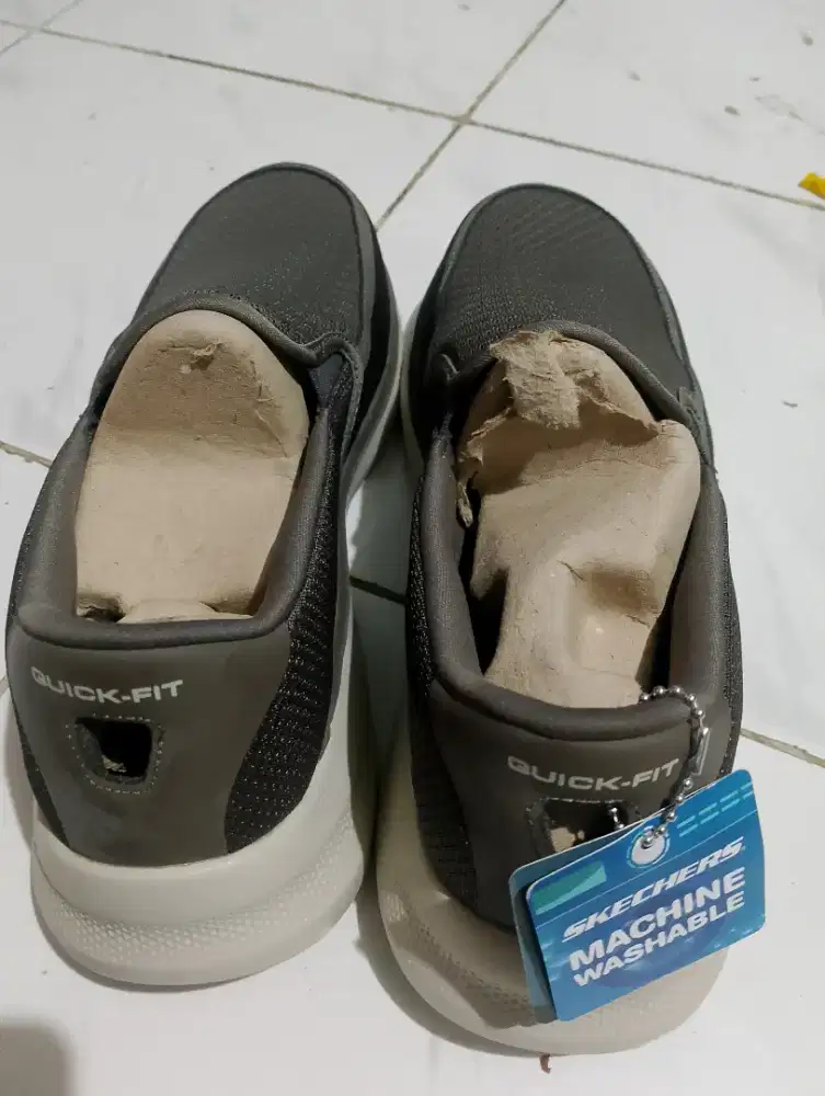 sepatu SKECHERS