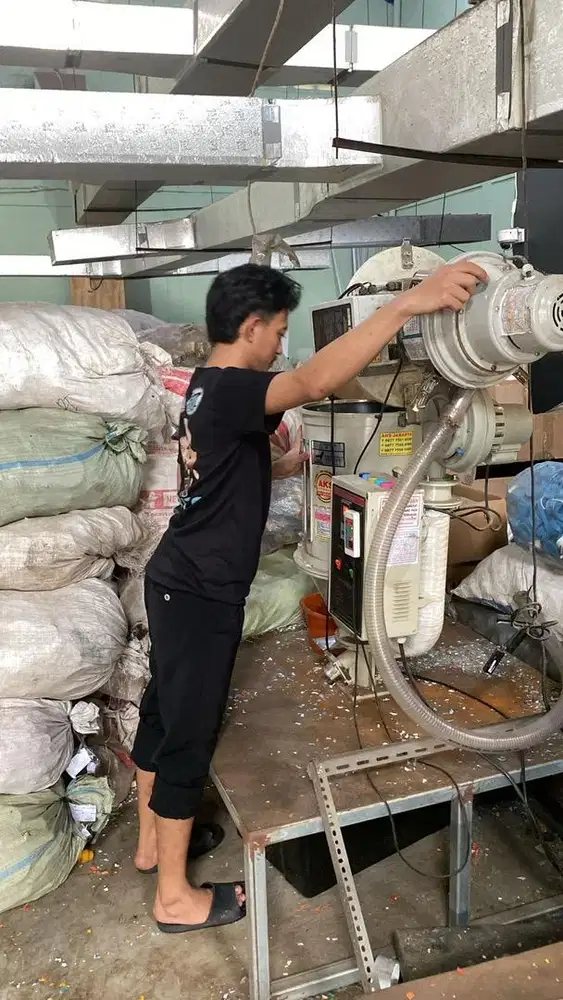 Operator Produksi Biji Plastik