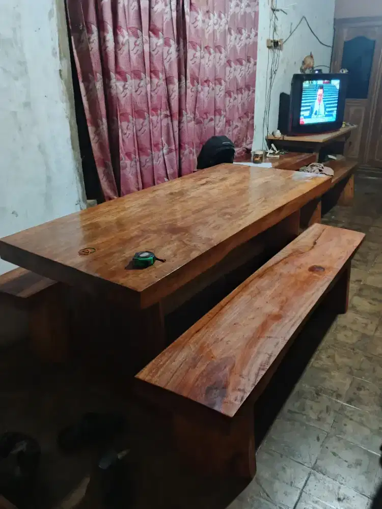 Meja makan antik teras