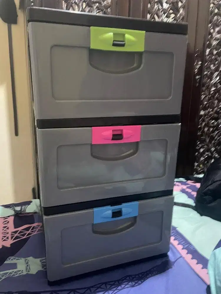 Lemari Kabinet Tiga Susun