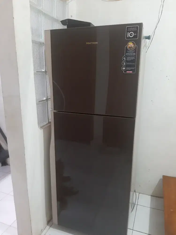 KULKAS POLYTRON 2 PINTU,KONDISI MULUS. KURANG DINGIN