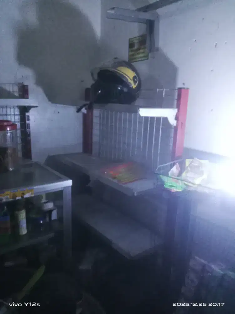 Di jual rak dan perlengkapan untuk usaha warung.