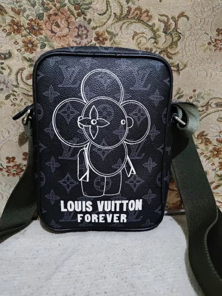 Tas Selempang LV Monogram Black Leather Kondisi Second Pemakaian