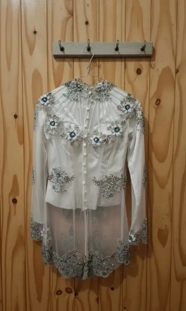 Kebaya putih payet